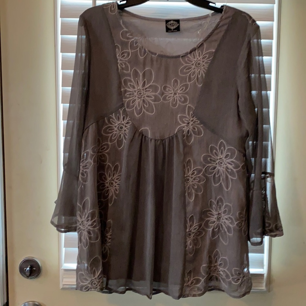 Calstyle brand top.